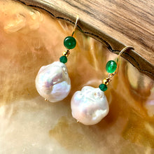 Cargar imagen en el visor de la galería, White Baroque Pearl Drop Earrings with Green Agate