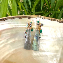 Cargar imagen en el visor de la galería, Labradorite, Amazonite, Green Onyx & Black Pearls Cluster Earrings