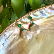 Cargar imagen en el visor de la galería, White Baroque Pearl Drop Earrings with Green Agate