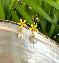 Cargar imagen en el visor de la galería, Edison White Pearls & Citrine Earrings, Yellow Enamel Flower