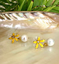 Cargar imagen en el visor de la galería, Edison White Pearls & Citrine Earrings, Yellow Enamel Flower
