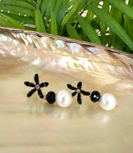 Cargar imagen en el visor de la galería, Edison White Pearls & Black Spinel Earrings