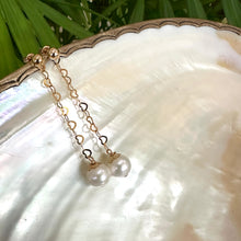 Lade das Bild in den Galerie-Viewer, Pearls on Heart Chain Drop Earrings, 14k GF