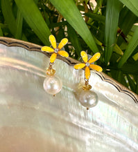 Cargar imagen en el visor de la galería, Edison White Pearls & Citrine Earrings, Yellow Enamel Flower