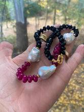 Cargar imagen en el visor de la galería, Hot Pink Jade Tourmaline Necklace | Handcrafted Baroque Pearl Design