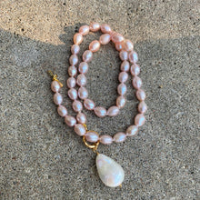 Charger l'image dans la galerie, Pink Pearl Toggle Necklace & White Baroque Pearl Pendant