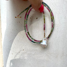 Cargar imagen en el visor de la galería, Minimalist Baroque Pearl and Tourmaline Necklace with T-Bar Clasp