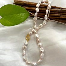 Carica l'immagine nel visualizzatore di Gallery, White Coin Pearl Necklace & Gold Marine Clasp
