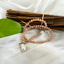 Carica l'immagine nel visualizzatore di Gallery, Sunstone & White Baroque Pearls Toggle Necklace, Gold Bronze