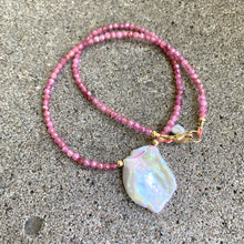 Cargar imagen en el visor de la galería, 15.5"inches Short Tourmaline Necklace in Pink and Large Keshi Pearl