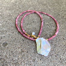 Cargar imagen en el visor de la galería, Pink Tourmaline Necklace with Keshi pearl and Gold Filled Components