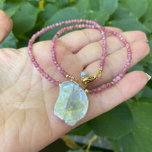 Cargar imagen en el visor de la galería, Pink Tourmaline Beaded Necklace with Lavender Keshi Pearl in Middle