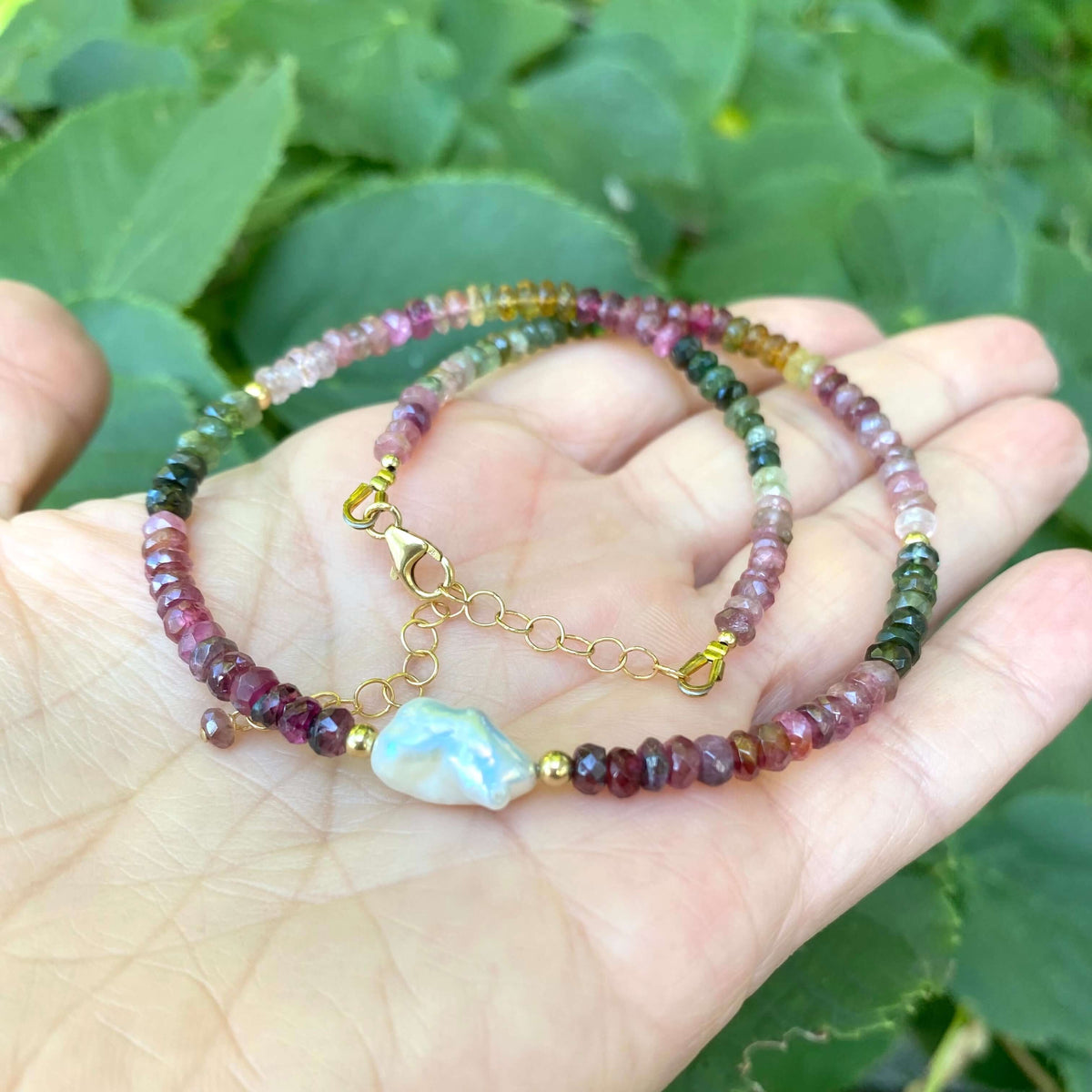 Collier tourmaline avec perle d'eau douce, détails en or rempli, 33 cm