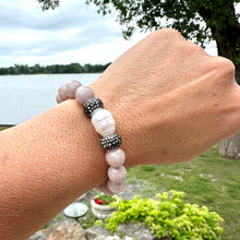Cargar imagen en el visor de la galería, Light Pinkish Grey Jade Beads & Pearl Stretch Bracelet