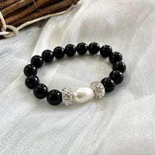 Carica l'immagine nel visualizzatore di Gallery, Black Onyx Chunky Bracelet with freshwater pearl in the middle adorned with 2 white polymer clay rhinestones, 10mm beads