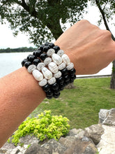 Carica l'immagine nel visualizzatore di Gallery, Black Onyx & Pearl Stretch Bracelet