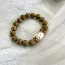 Load image into Gallery viewer, Golden Druzy Agate Stretch Bracelet with Pearl
