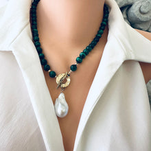 Cargar imagen en el visor de la galería, Green Malachite toggle necklace with large baroque pearl pendant. Artisan gold bronze and gold filled components. 19"inches long