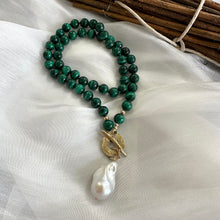 Cargar imagen en el visor de la galería, Green Malachite toggle necklace with large baroque pearl pendant. Artisan gold bronze and gold filled components. 19"inches long