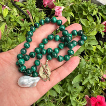 Cargar imagen en el visor de la galería, Green Malachite toggle necklace with large baroque pearl pendant. Artisan gold bronze and gold filled components. 19"inches long