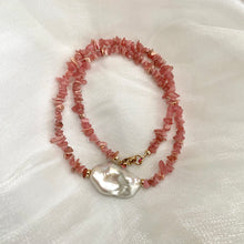 Cargar imagen en el visor de la galería, Pink Rhodochrosite Nuggets and Freshwater Baroque Pearl Short Necklace with Gold Filled Details