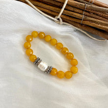 Carica l'immagine nel visualizzatore di Gallery, Yellow Jade & Pearl Stretch Bracelet