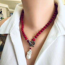 Charger l'image dans la galerie, Collier en corail de bambou rouge et perles baroques blanches, plaqué or et bronze doré, 47 cm