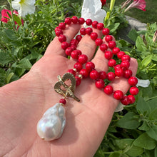 Charger l'image dans la galerie, Collier en corail de bambou rouge et perles baroques blanches, plaqué or et bronze doré, 47 cm