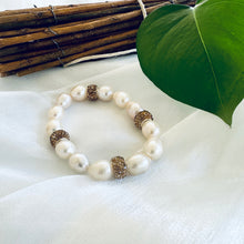 Lade das Bild in den Galerie-Viewer, White Pearl Stretch Bracelet, Golden Rhinestones