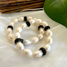 Lade das Bild in den Galerie-Viewer, White Pearl Stretch Bracelet & Black Rhinestones