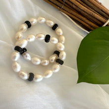 Lade das Bild in den Galerie-Viewer, White Pearl Stretch Bracelet & Black Rhinestones