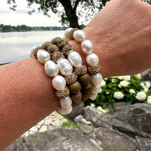 Lade das Bild in den Galerie-Viewer, White Pearl Stretch Bracelet, Golden Rhinestones