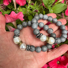 Carica l'immagine nel visualizzatore di Gallery, Silver Grey Druzy Agate & Pearls Stretch Bracelet