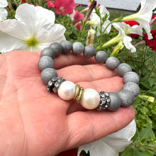 Carica l'immagine nel visualizzatore di Gallery, Silver Grey Druzy Agate & Pearls Stretch Bracelet