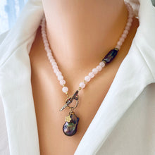 Lade das Bild in den Galerie-Viewer, Rose quartz toggle necklace featuring a black baroque pearl pendant with gold-filled and gold bronze artisan details. The necklace is 17.5 inches long, offering a delicate and elegant design, perfect as a January birthstone gift.