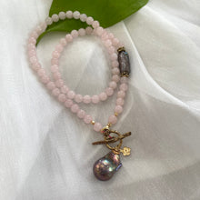 Lade das Bild in den Galerie-Viewer, Rose Quartz Toggle Necklace & Black Baroque Pearl Pendant