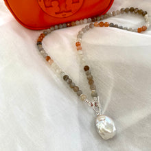 Lade das Bild in den Galerie-Viewer, Mix Moonstone, Sunstone Toggle Necklace, baroque Pearl Pendant