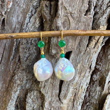 Cargar imagen en el visor de la galería, White Baroque Pearl Drop Earrings with Green Agate