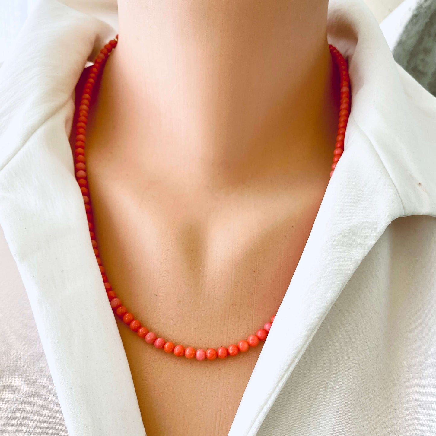Collier en corail rose en bambou avec un petit pendentif en or rempli d'étoile de mer, de perle et de coquillage 18,5" ou 20,5"