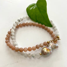 Charger l'image dans la galerie, Collier en pierre de soleil et pierre de lune avec une perle baroque lavande, perles et fermoir en or rempli