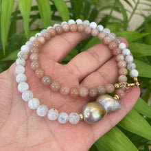 Charger l'image dans la galerie, Collier en pierre de soleil et pierre de lune avec une perle baroque lavande, perles et fermoir en or rempli