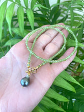 Lade das Bild in den Galerie-Viewer, Peridot Toggle Necklace & Tahitian Baroque Pearl Pendant