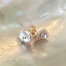 Cargar imagen en el visor de la galería, White Keshi pearl stud earrings with a petal shape and a tiny pearl in the center, resembling flowers, set in gold vermeil-plated silver.