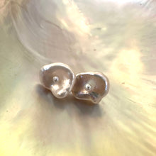 Cargar imagen en el visor de la galería, White Keshi pearl stud earrings with a petal shape and a tiny pearl in the center, resembling flowers, set in gold vermeil-plated silver.