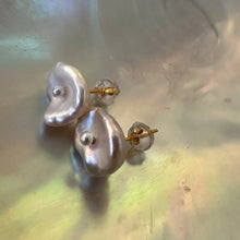Cargar imagen en el visor de la galería, White Keshi pearl stud earrings with a petal shape and a tiny pearl in the center, resembling flowers, set in gold vermeil-plated silver.