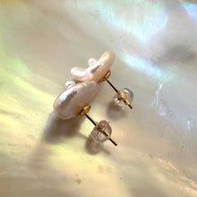 Cargar imagen en el visor de la galería, White Keshi pearl stud earrings with a petal shape and a tiny pearl in the center, resembling flowers, set in gold vermeil-plated silver.