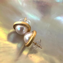 Carica l'immagine nel visualizzatore di Gallery, White Edison Mabe Pearl stud earrings with CZ accents in gold vermeil-plated silver, ideal for bridal jewelry and special occasions.