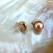Cargar imagen en el visor de la galería, Golden Edison Mabe Pearl stud earrings with 10-11mm pearls, CZ accents, and gold vermeil-plated silver settings, perfect for minimalist and elegant style.