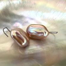 Cargar imagen en el visor de la galería, Pinkish Purple Rectangle Oversized Pearl Drop Earrings, Silver