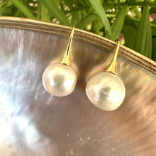 Carica l'immagine nel visualizzatore di Gallery, Large White Edison Pearl Drop Earrings, Gold